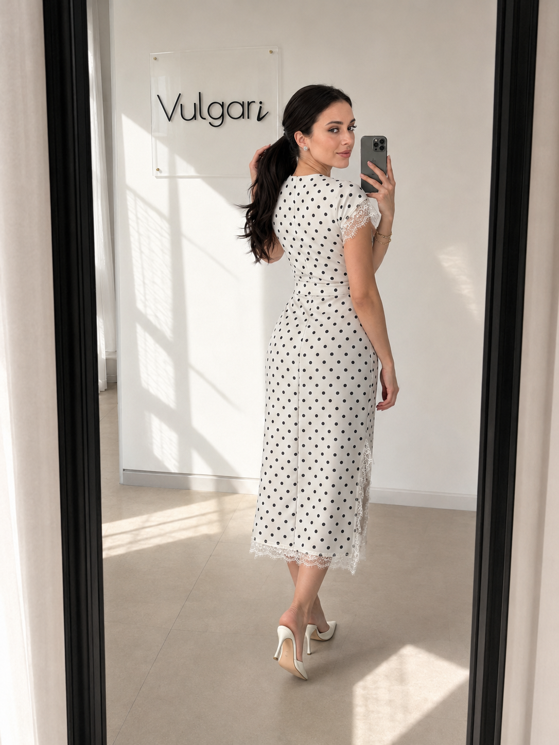 Rochie midi albă cu buline negre, curea și dantelă elegantă