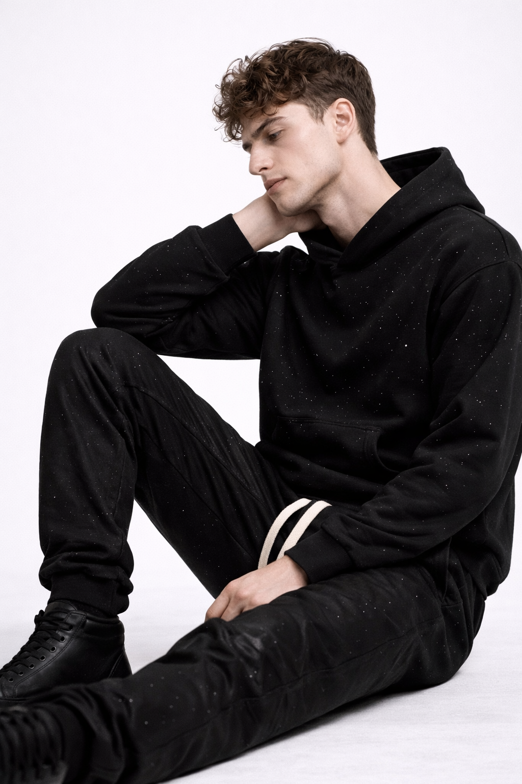 Trening UNISEX Negru cu Pietricele Strălucitoare – Set Hanorac și Pantaloni Sport Elegant