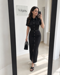 Rochie lungă neagră cu nasturi aurii și talie definită