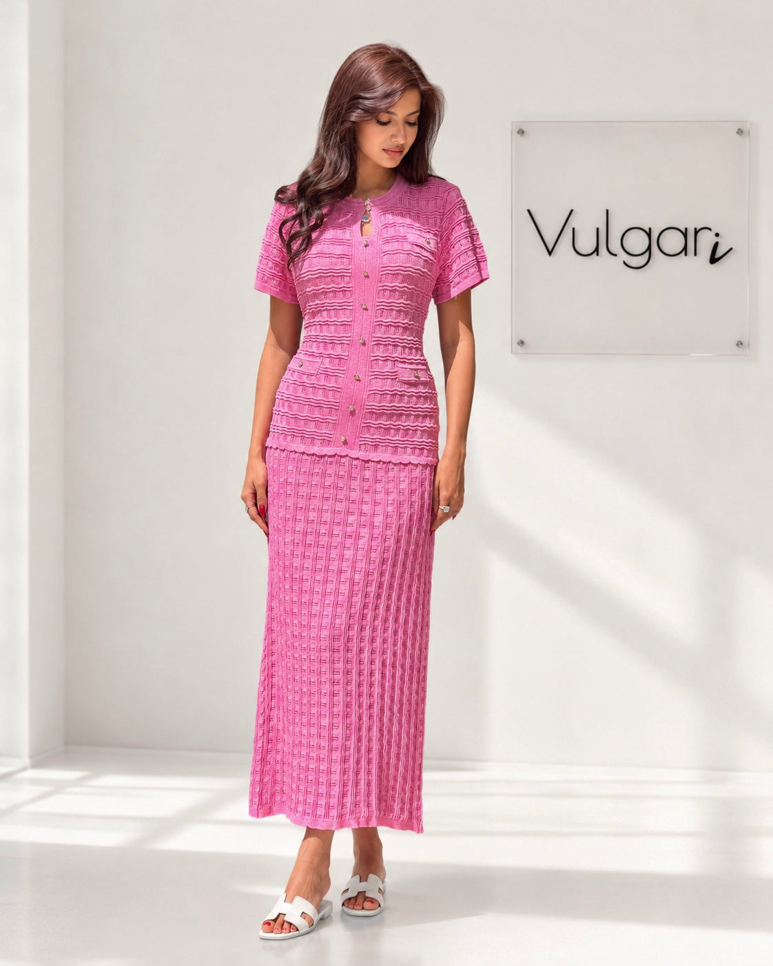 Rochie Lungă Roz cu Efect de Două Piese, Nasturi Aurii și Croială Elegantă