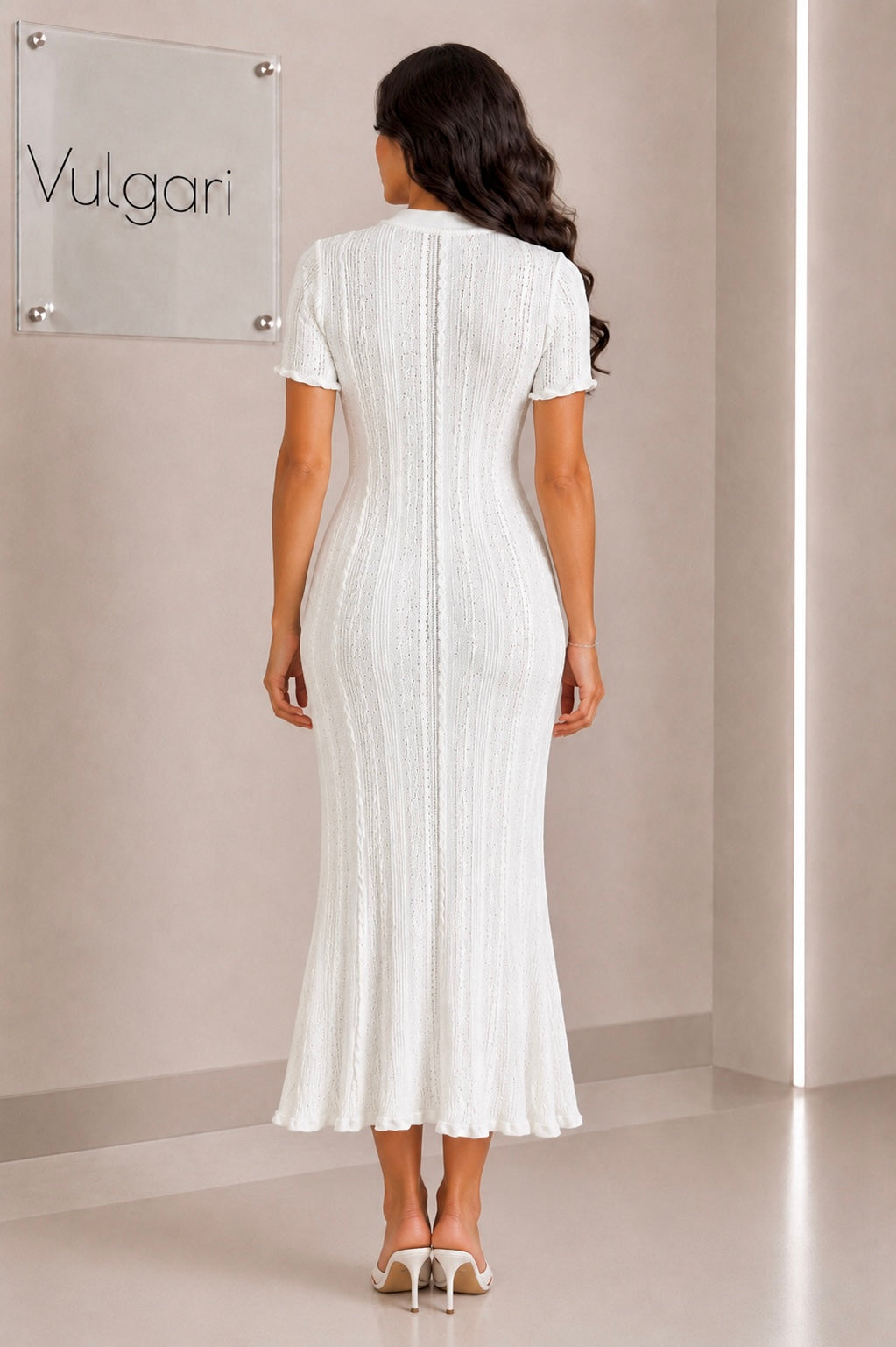 Rochie Lungă Albă de Vară, Croială mulată, Nasturi Decorativi și Mânecă Scurtă