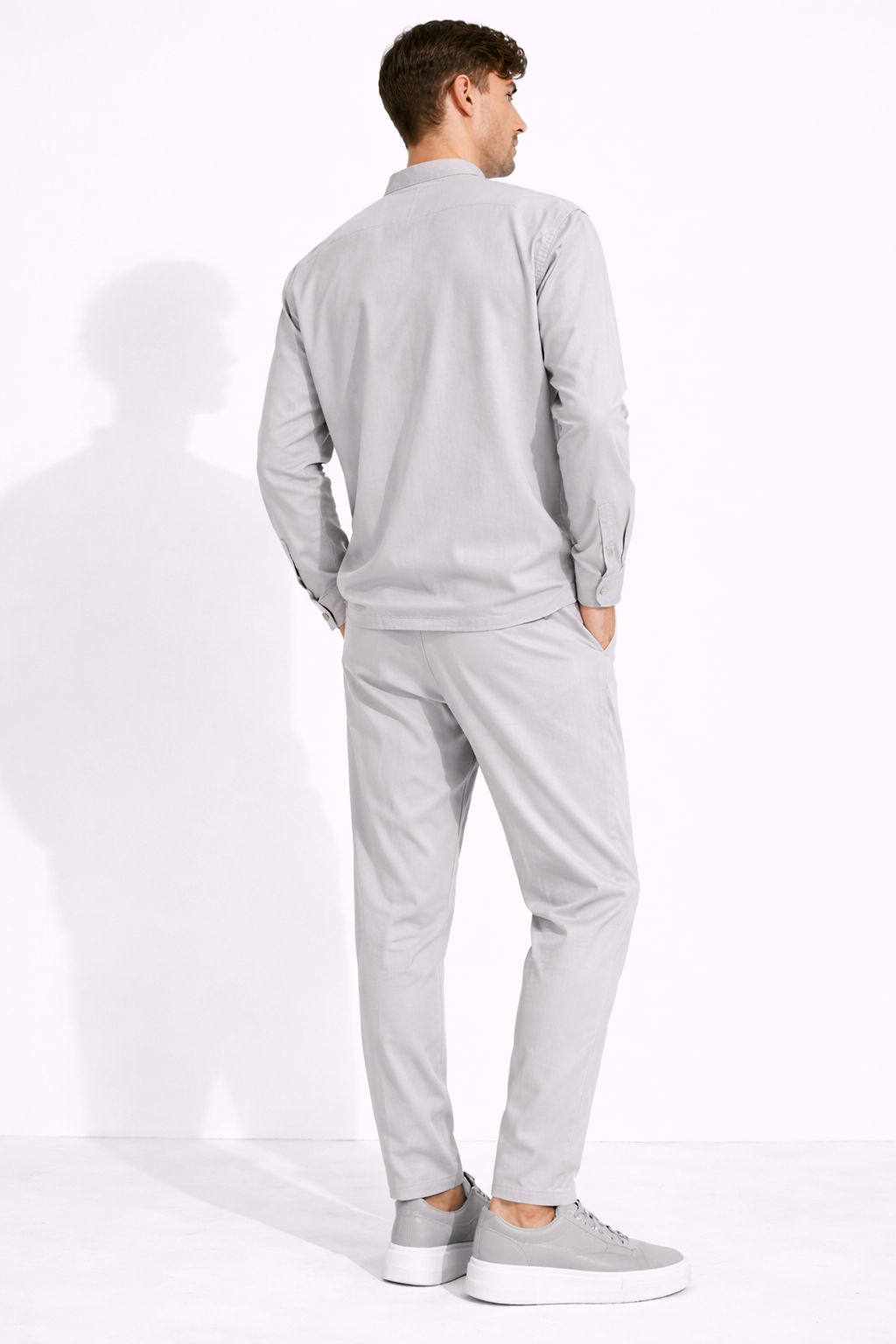 Compleu Elegant Gri Bărbați – Cămașă cu Guler Tunică și Pantaloni Casual