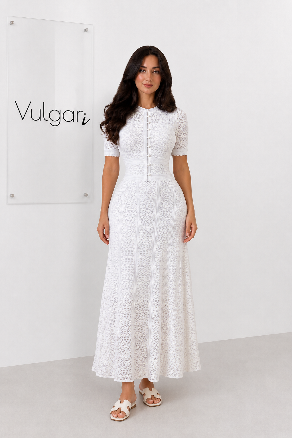 Rochie maxi albă din dantelă cu nasturi decorativi, jupă și croială elegantă