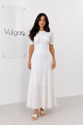 Rochie maxi albă din dantelă cu nasturi decorativi, jupă și croială elegantă