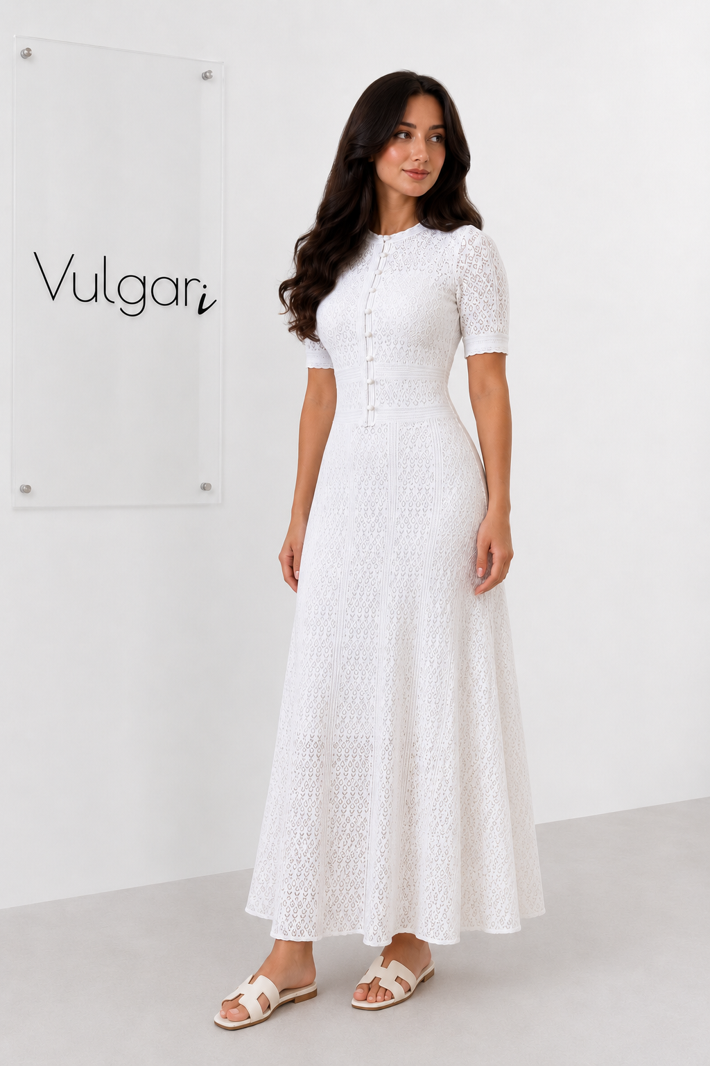 Rochie maxi albă din dantelă cu nasturi decorativi, jupă și croială elegantă