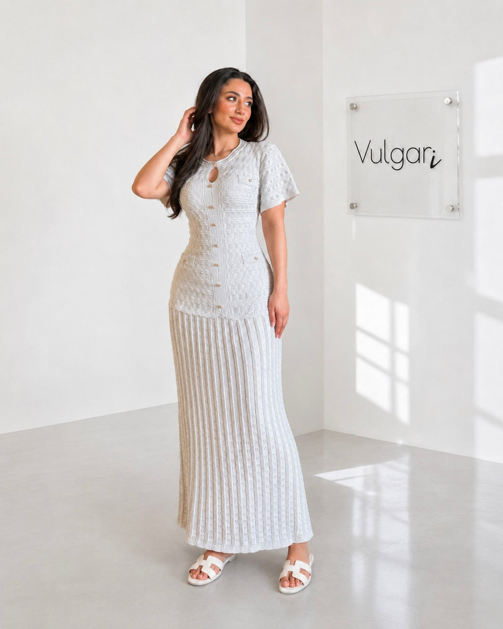 Rochie Lungă Albă cu Efect de Două Piese, Nasturi Aurii și Croială Elegantă