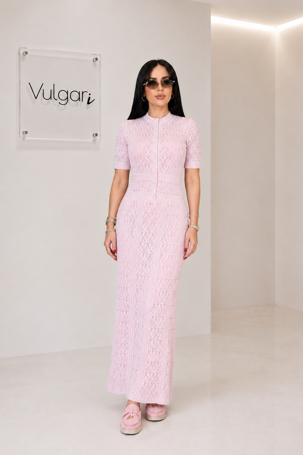 Rochie maxi roz pudrat elegantă cu dantelă, jupă și croială feminină