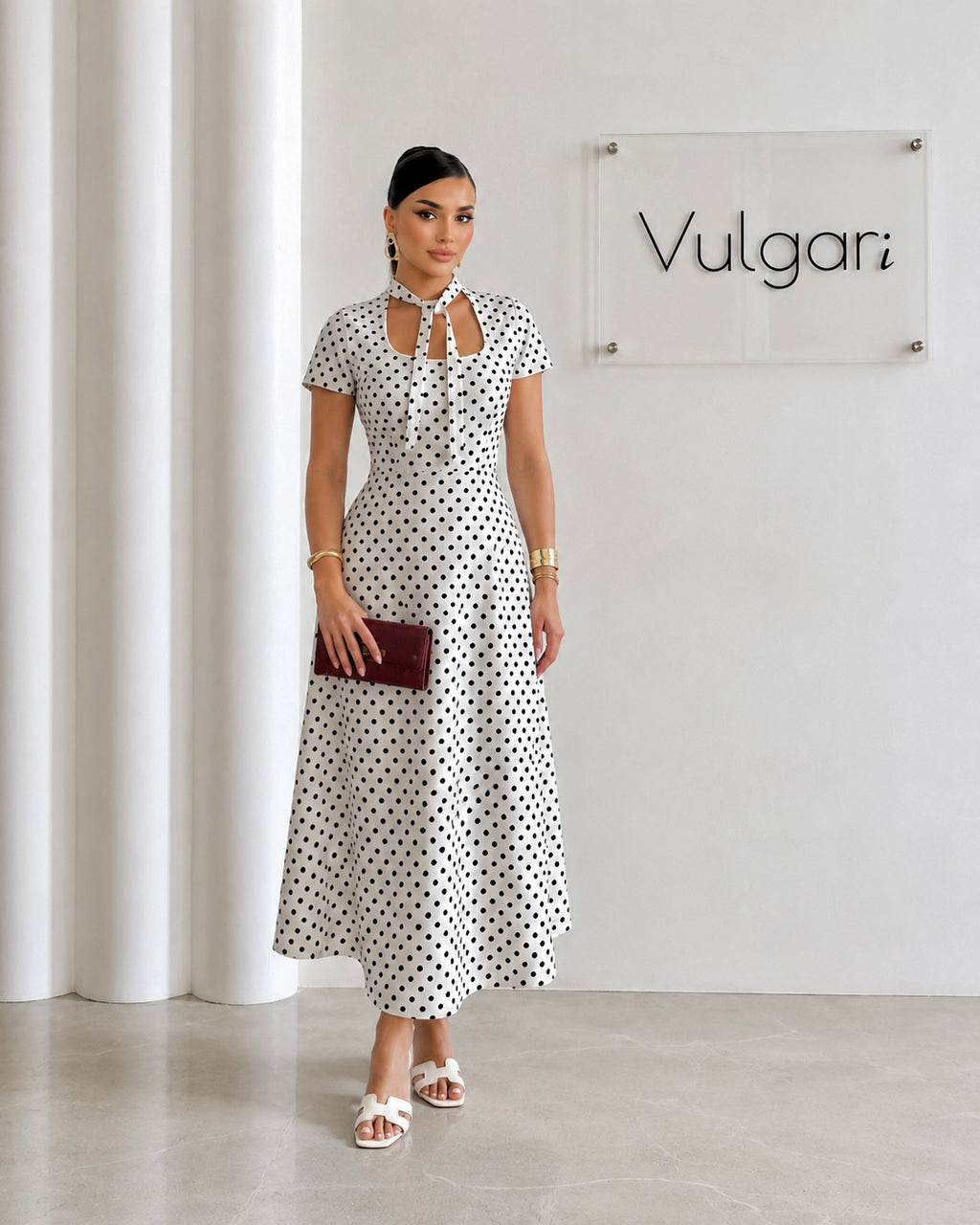 Rochie Midi Ivory cu Buline Negre – Eleganță Clasică & Guler Tip Eșarfă