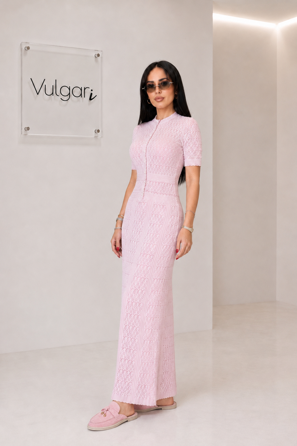Rochie maxi roz pudrat elegantă cu dantelă, jupă și croială feminină