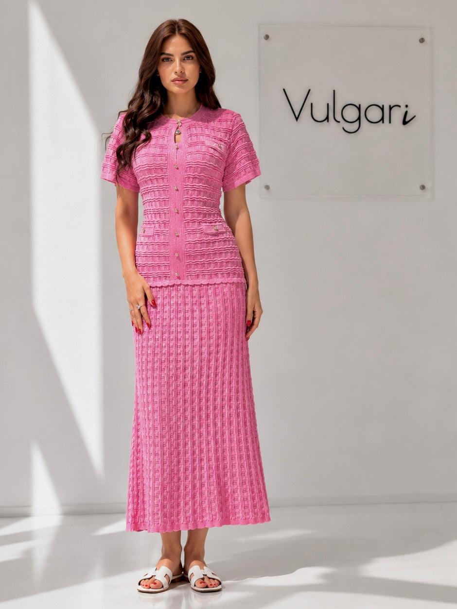 Rochie Lungă Roz cu Efect de Două Piese, Nasturi Aurii și Croială Elegantă