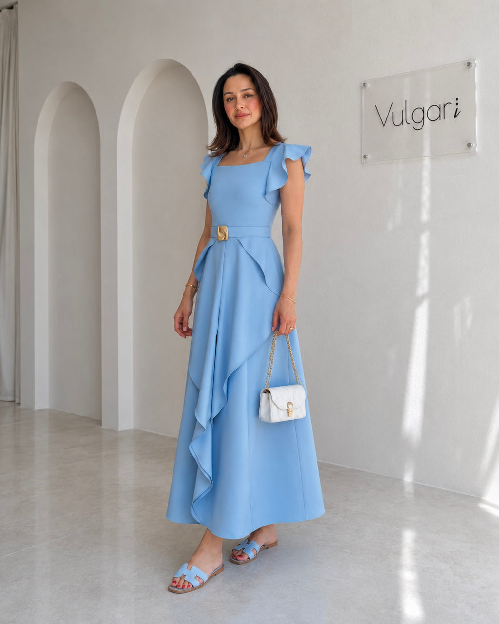 Rochie Maxi Bleu cu Volane și Accente Aurii – Elegantă