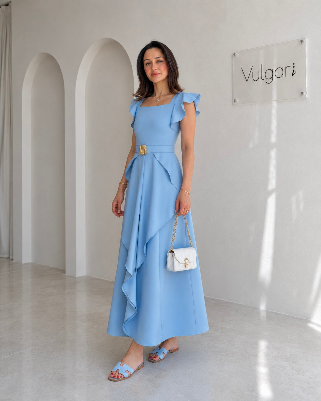 Rochie Maxi Bleu cu Volane și Accente Aurii – Elegantă