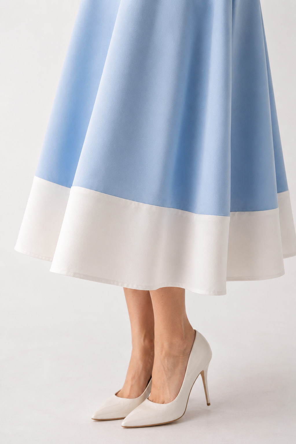 Rochie dama eleganta midi cu curea inclusa, fara maneci, croi clos, albastru deschis cu alb, office, casual, de ocazie