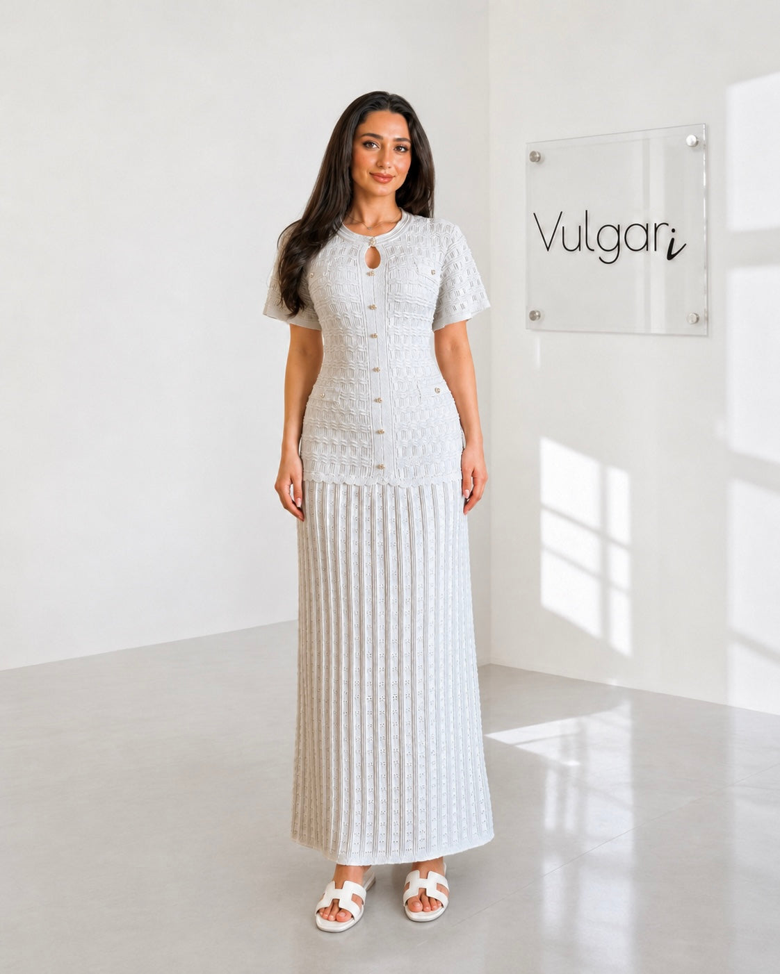 Rochie Lungă Albă cu Efect de Două Piese, Nasturi Aurii și Croială Elegantă