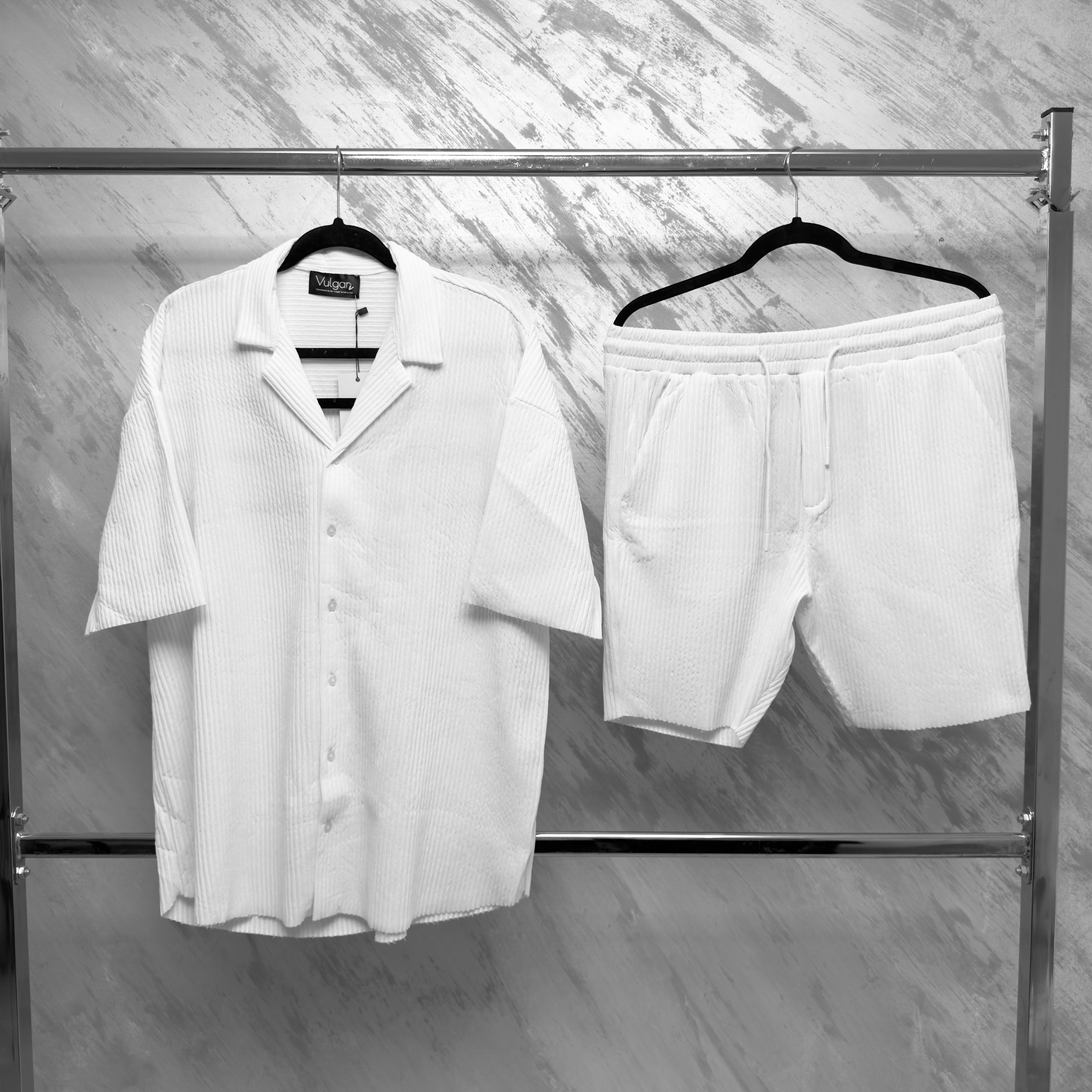 Compleu de Vară Alb Oversize Bărbați – Cămașă și Pantaloni Scurți Casual