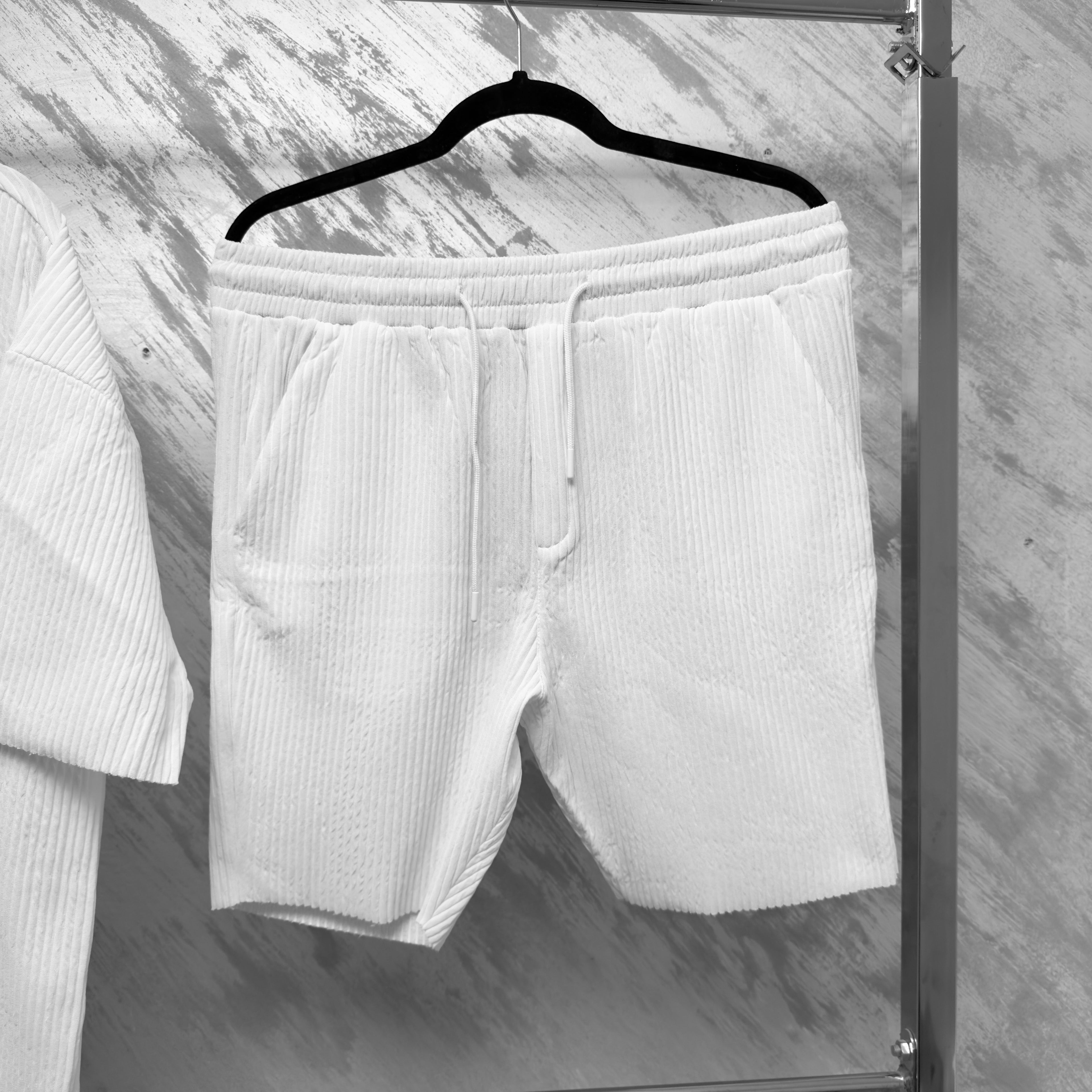 Compleu de Vară Alb Oversize Bărbați – Cămașă și Pantaloni Scurți Casual