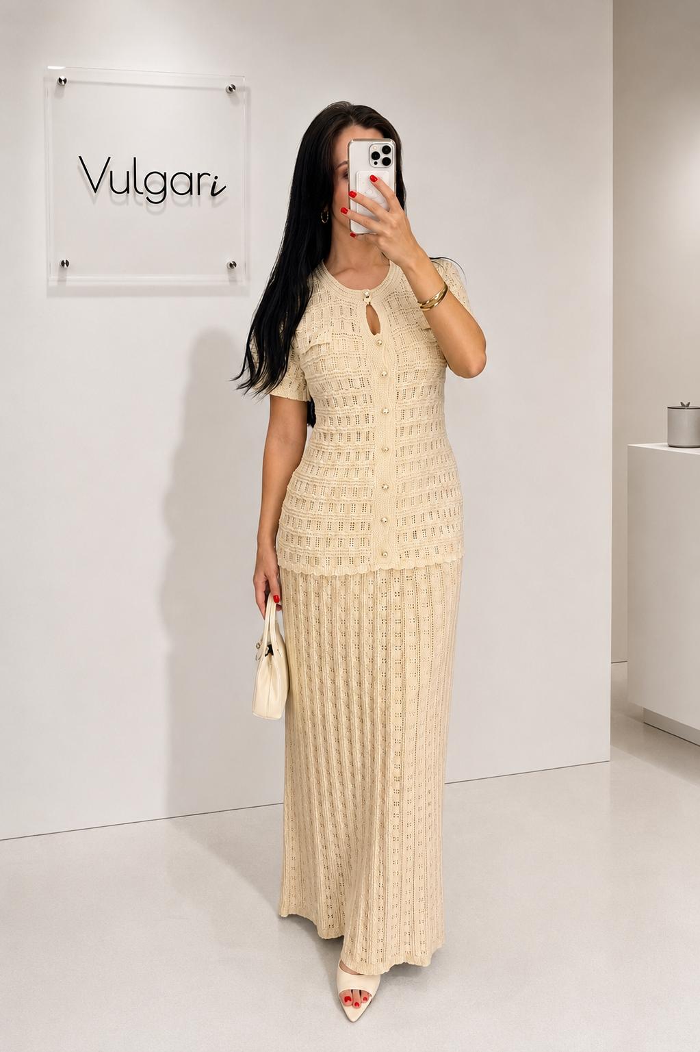 Rochie maxi crem din material texturat, cu jupă și croială feminină