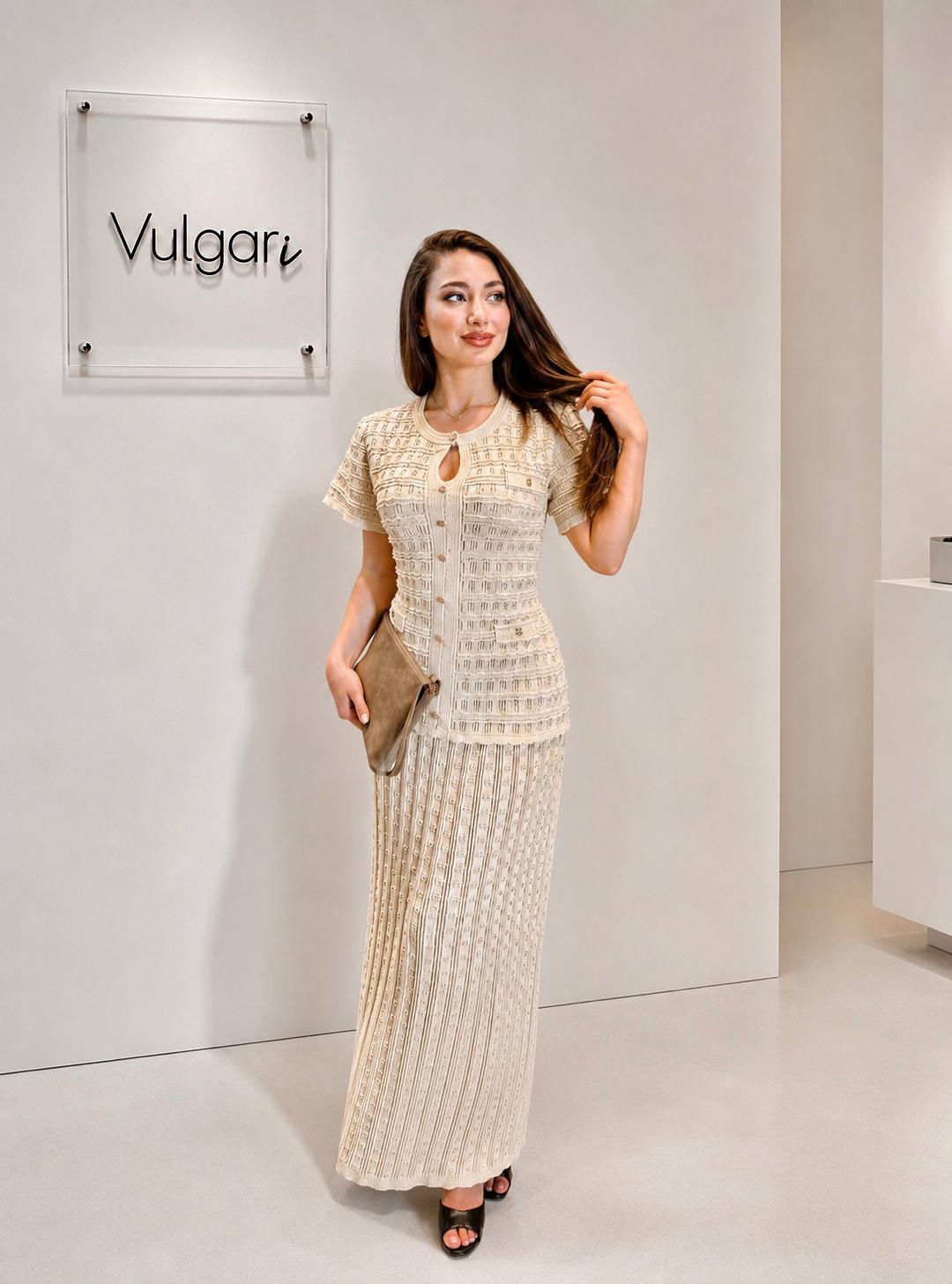 Rochie maxi crem din material texturat, cu jupă și croială feminină