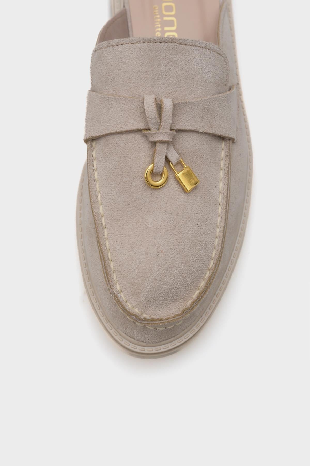 Papuci damă tip mule din piele întoarsă bej, cu accesoriu metalic auriu